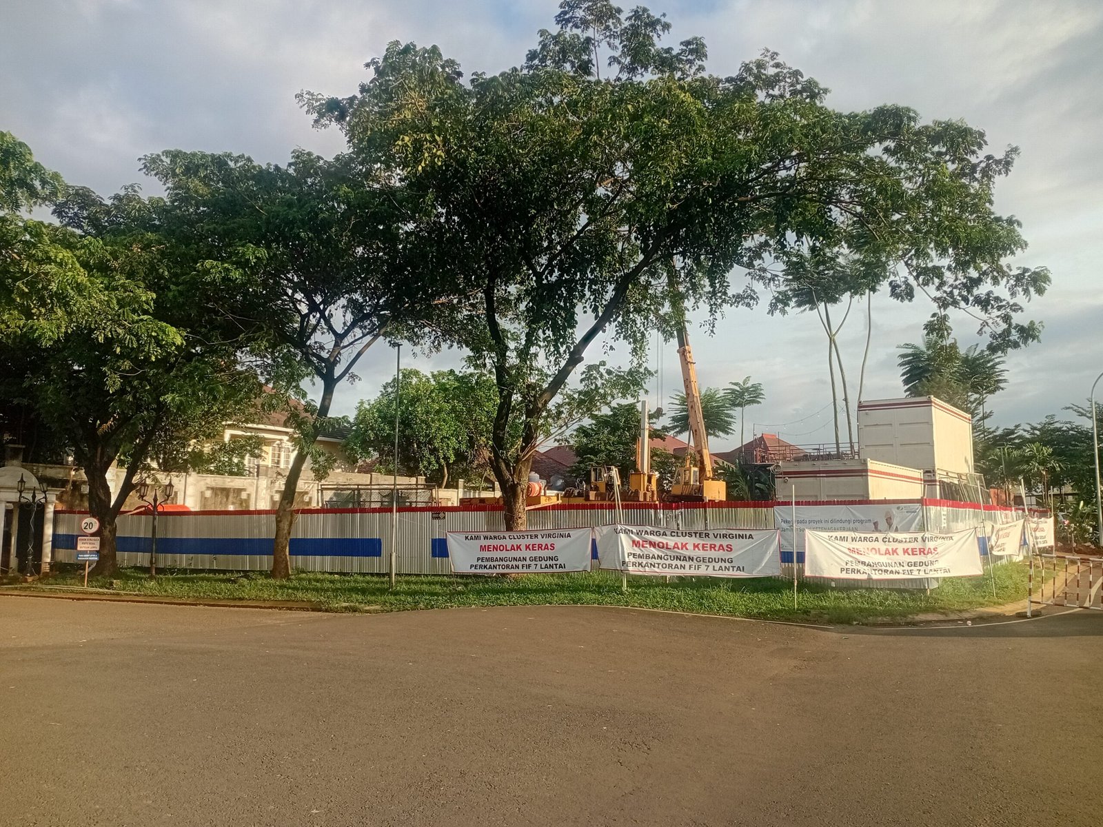 Warga Cluster Viginia Kota Wisata, Pertanyakan  Pembangunan Gedung FIF 