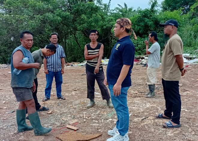 Kepala Desa Ciangsana Terjun Langsung Memantau Situasi Sampah di Wilayahnya
