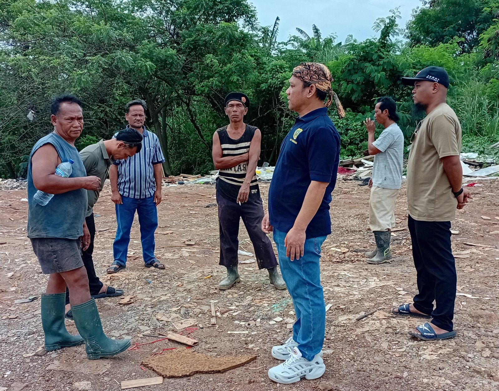 Kepala Desa Ciangsana Terjun Langsung Memantau Situasi Sampah di Wilayahnya