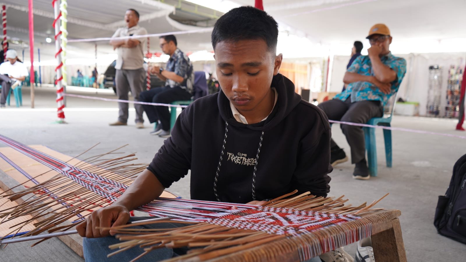 Lomba Tenun Sirat Tojuk Tingkat Pelajar Meriahkan HUT Ke-27