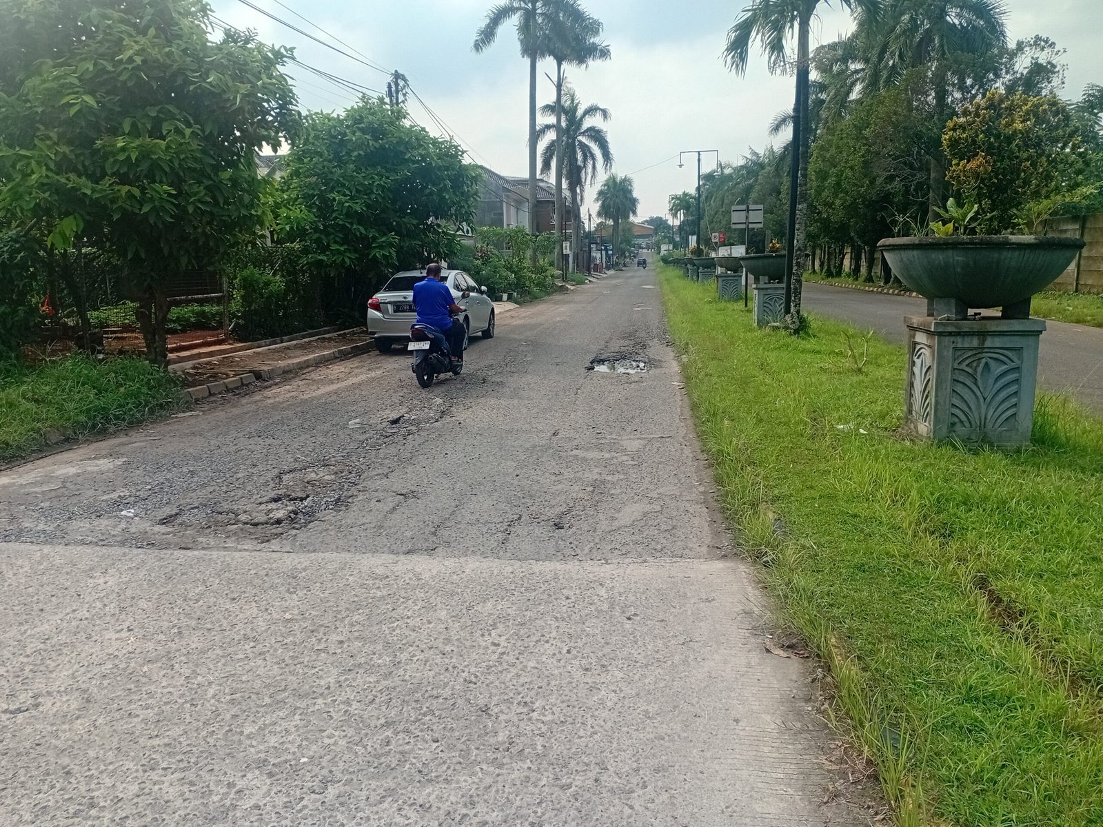 Jalan Lingkungan Rusak di Perumahan Cileungsi Hijau: Tanggung Jawab Siapa?