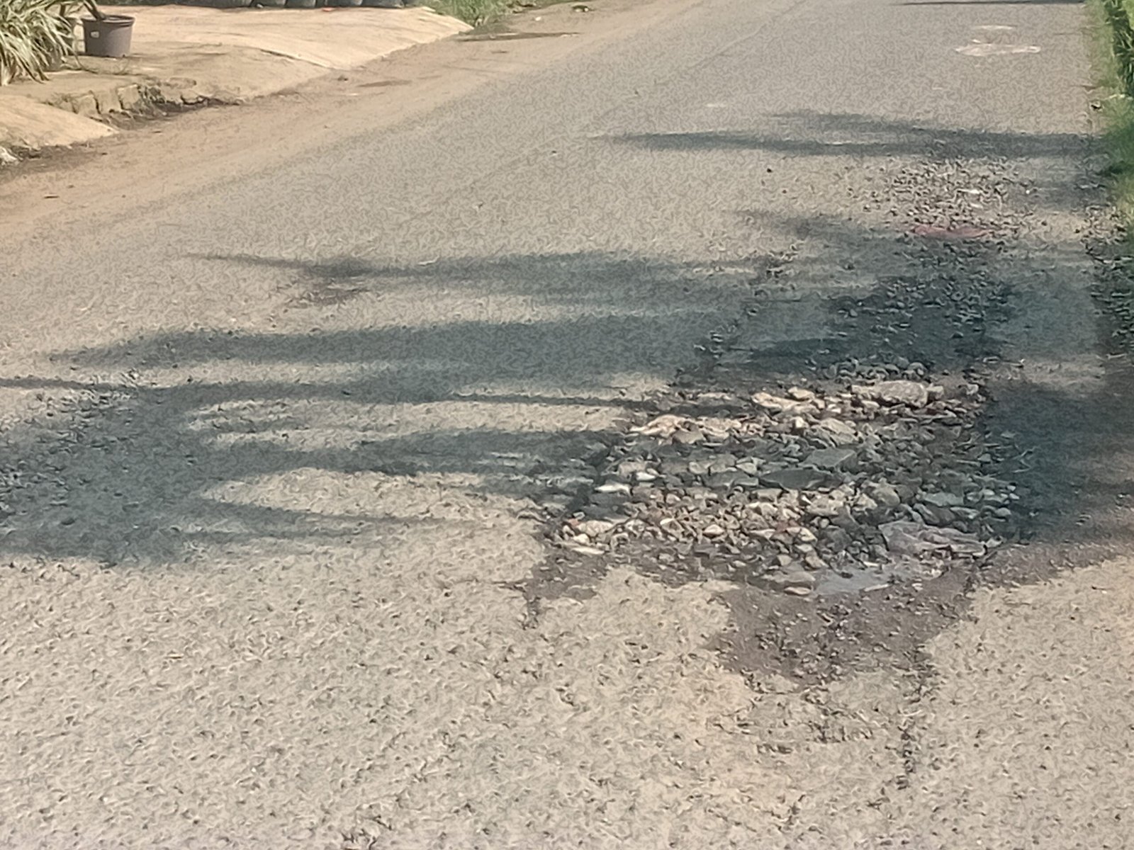 Jalan Lingkungan Semakin Rusak: Belum Ada Respon Dari Pengurus Rukun Warga