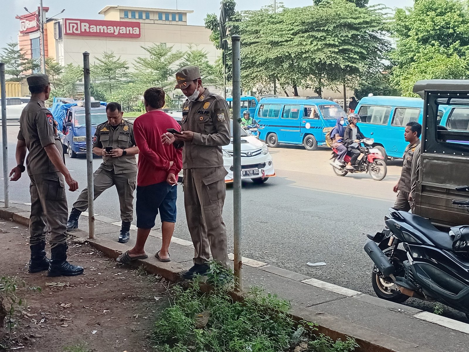 Penertiban Lapak Kaki Lima di Fly Over Cileungsi Oleh Satpoll PP Kecamatan Cileungsi Berlangsung  Kondusif.
