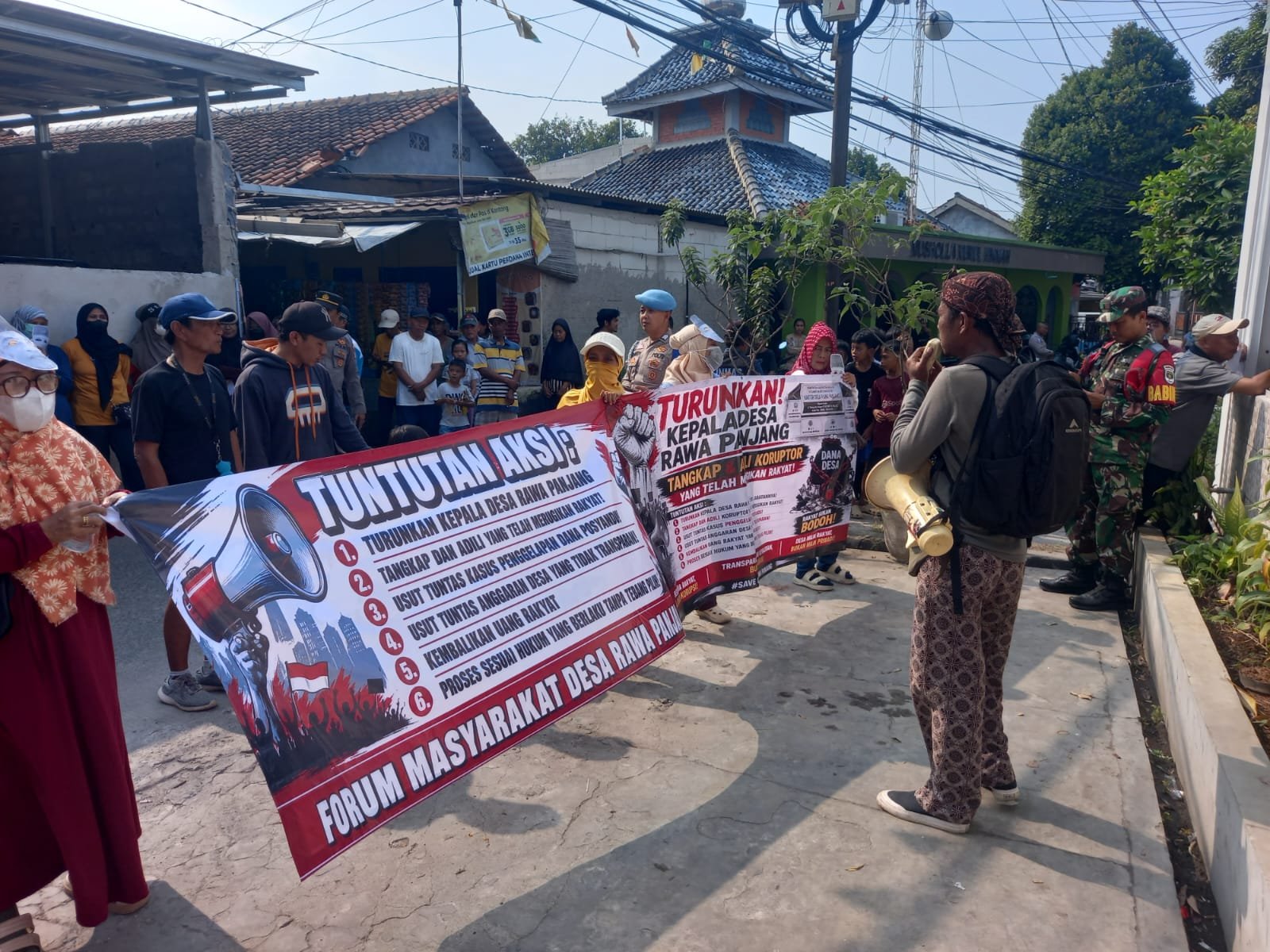 Tak Ada Kejelasan, Warga Melakukan Aksi Minta Kades Rawa Panjang Mundur