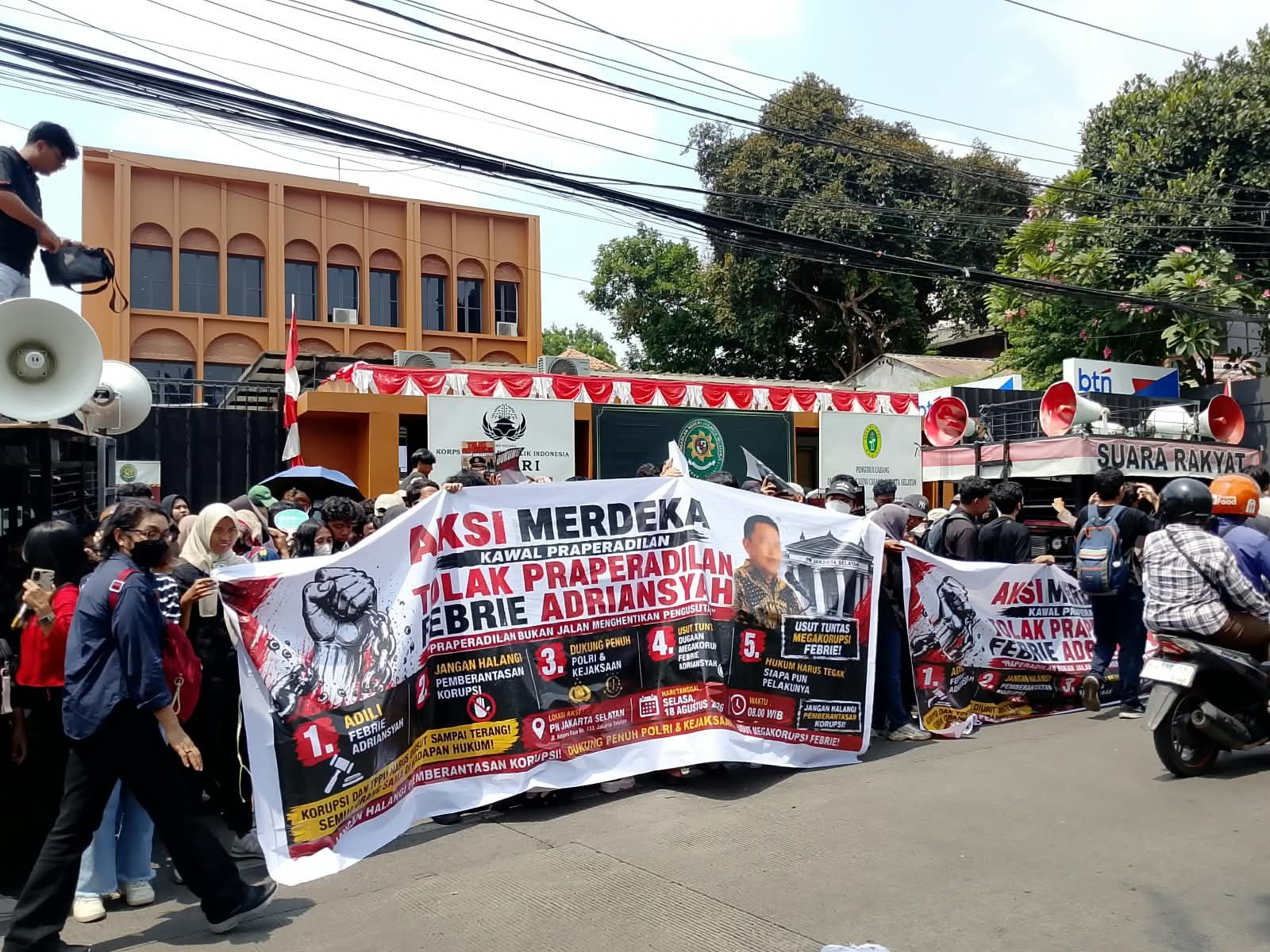Aksi Merdeka di PN Jakarta Selatan, Massa Tolak Praperadilan Kasus Febrie Adriansyah